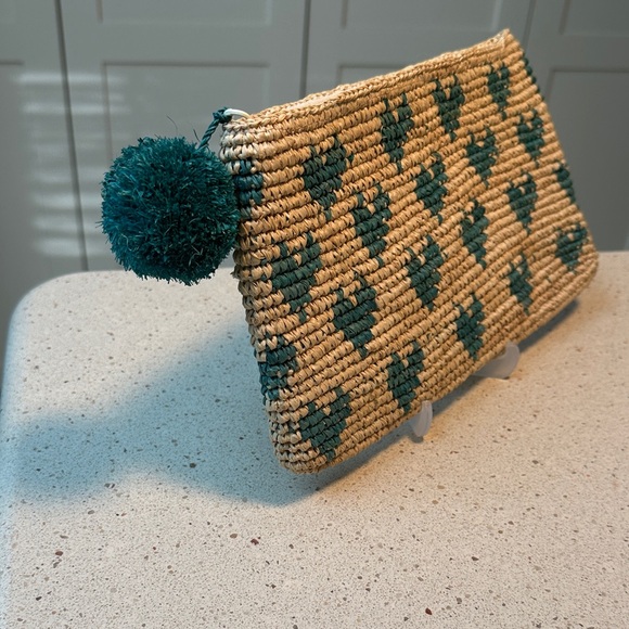 Mar Y Sol Woven Clutch with Teal Heart Pattern - Picture 4 of 11